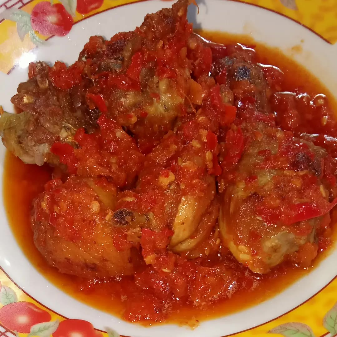 Ayam balado berselimut sambal merah mengilap di piring putih
