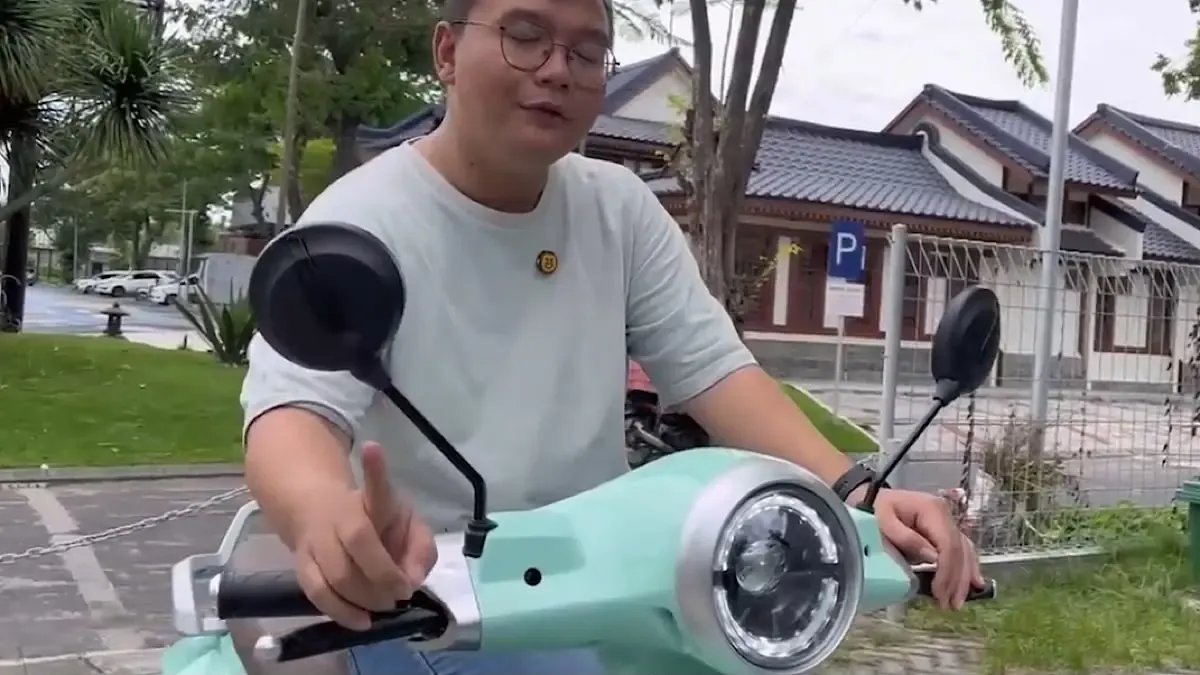 United C2000: Motor Listrik Retro dengan Baterai Lepas