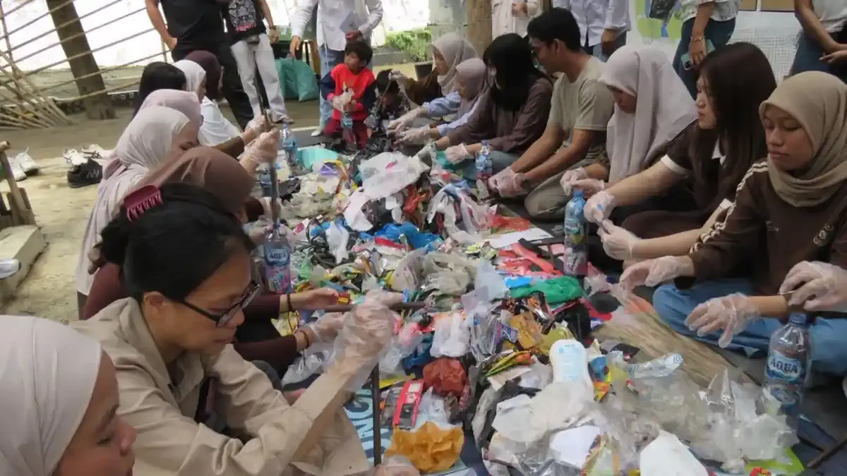 Dari Botol Plastik Bekas Jadi Ecobrick: Aktivitas Edukatif Bersama Anak