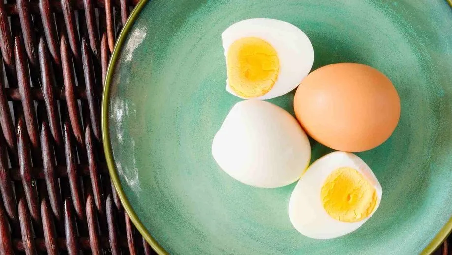 Telur Mentah untuk Bayi: Mitos Berbahaya yang Harus Dihentikan