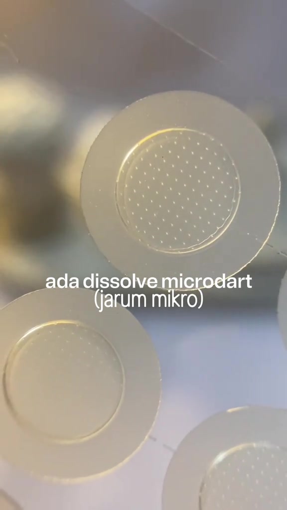 Foto makro acne patch microdart berbentuk bulat dengan titik-titik jarum mikro yang melarut di bagian tengah