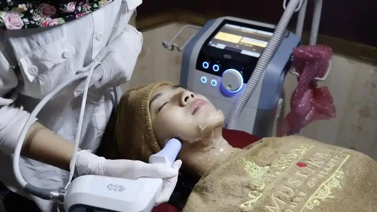 Treatment Kecantikan vs Skincare Harian: Siapa Pondasinya Kulit Sehat?