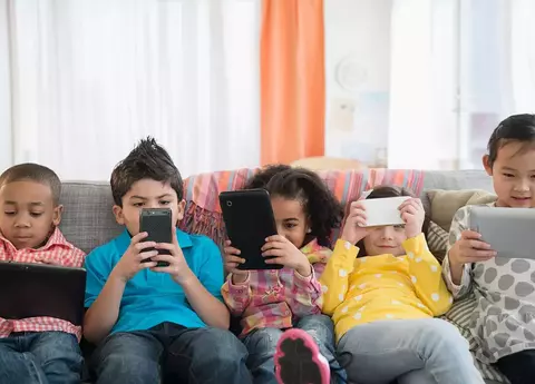 Regulasi Ketat Media Sosial untuk Anak dan Peran Baru Orang Tua