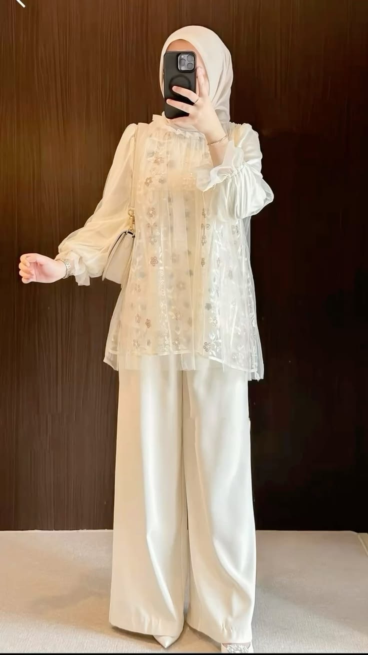 Outer tile putih bersulam floral di atas kulot satin putih, selfie cermin