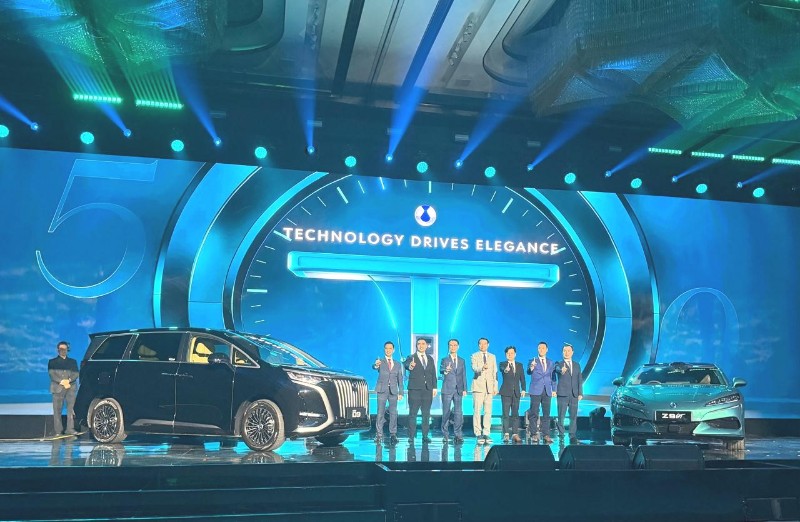 New Denza D9: MPV Listrik Premium 730 Km dengan FLASH Charging