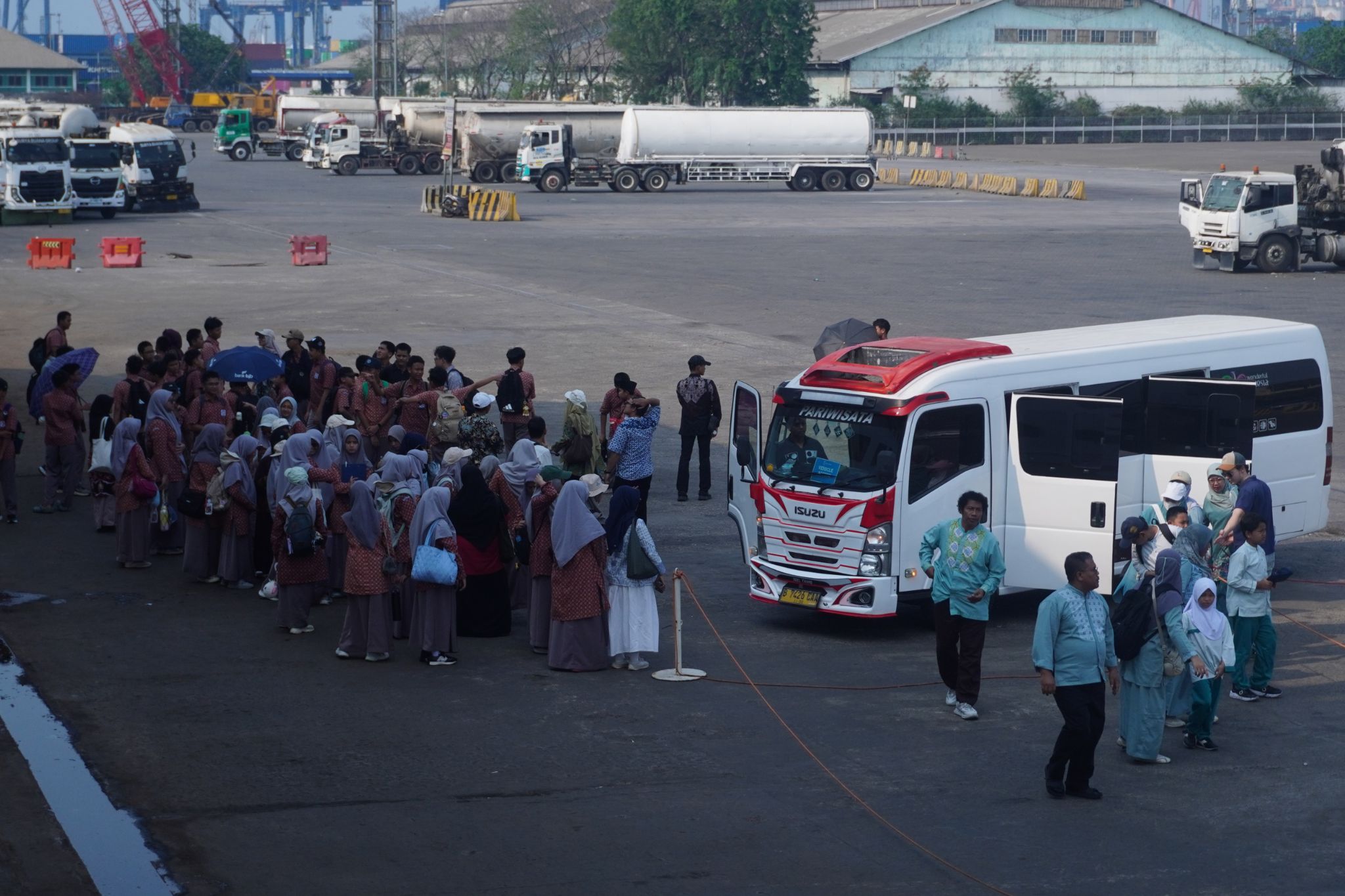 Kapal Buku Terapung Doulos Hope dan Misi Keberagaman di Pelabuhan Kalibaru