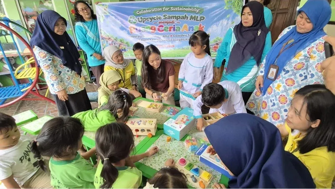 Mengubah Sampah Plastik Sachet Jadi Furnitur Ceria Anak