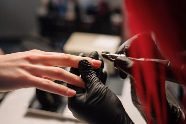 Apakah Alat Manicure Bisa Menularkan HIV? Fakta dan Cara Aman