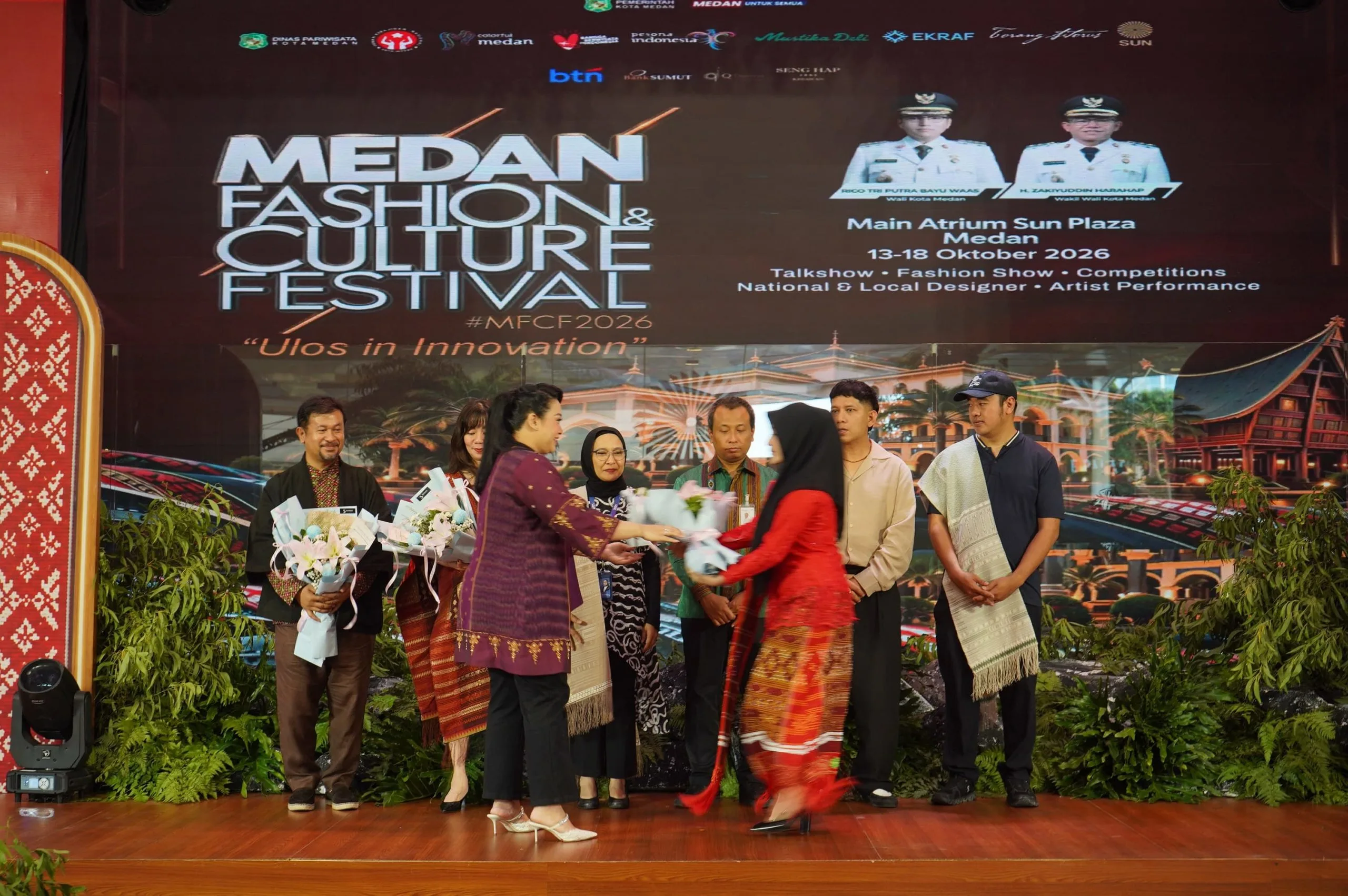 Ulos Tradisional Menguasai Panggung Medan Fashion Festival