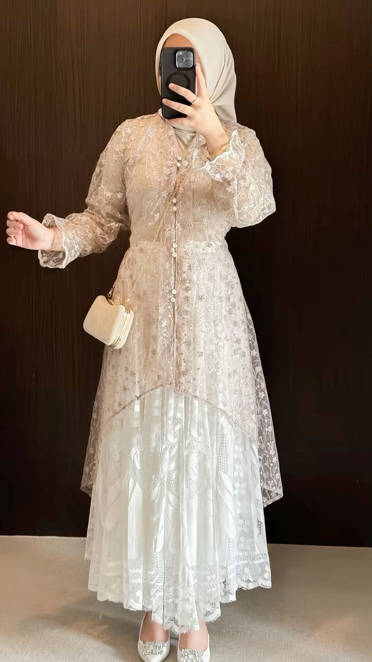 Outer brokat warna champagne dipadu rok lace putih dan tas sling cream, diambil dari selfie cermin