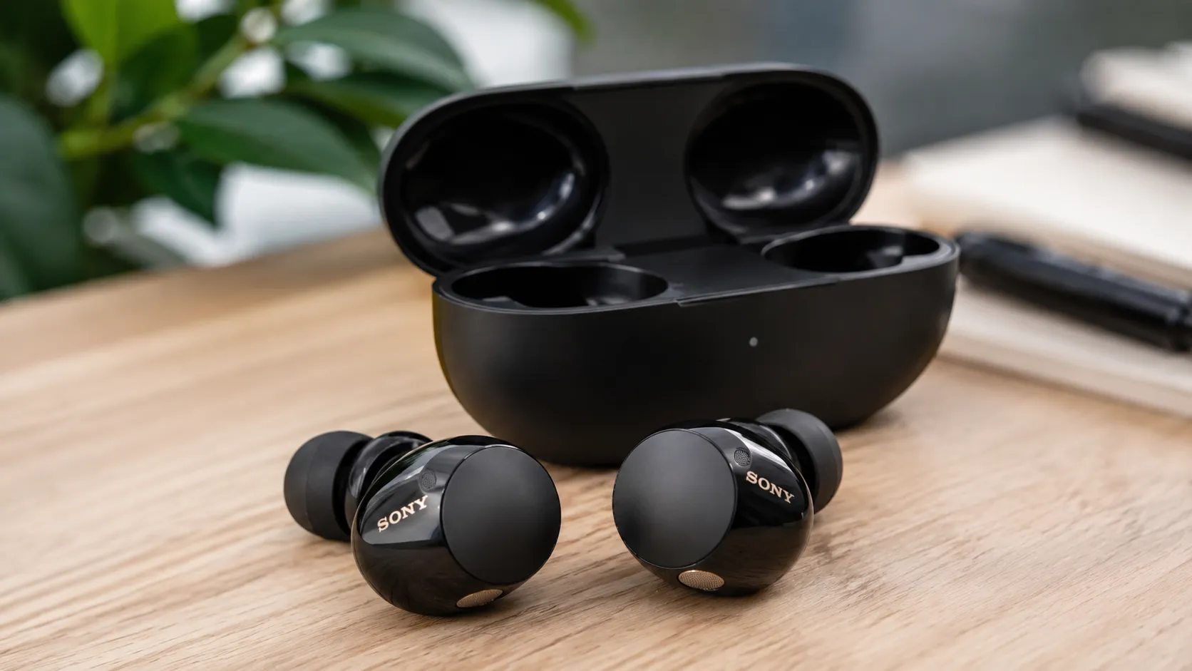 Sony WF-1000XM6 vs WH-1000XM5: Earbuds atau Headphone?