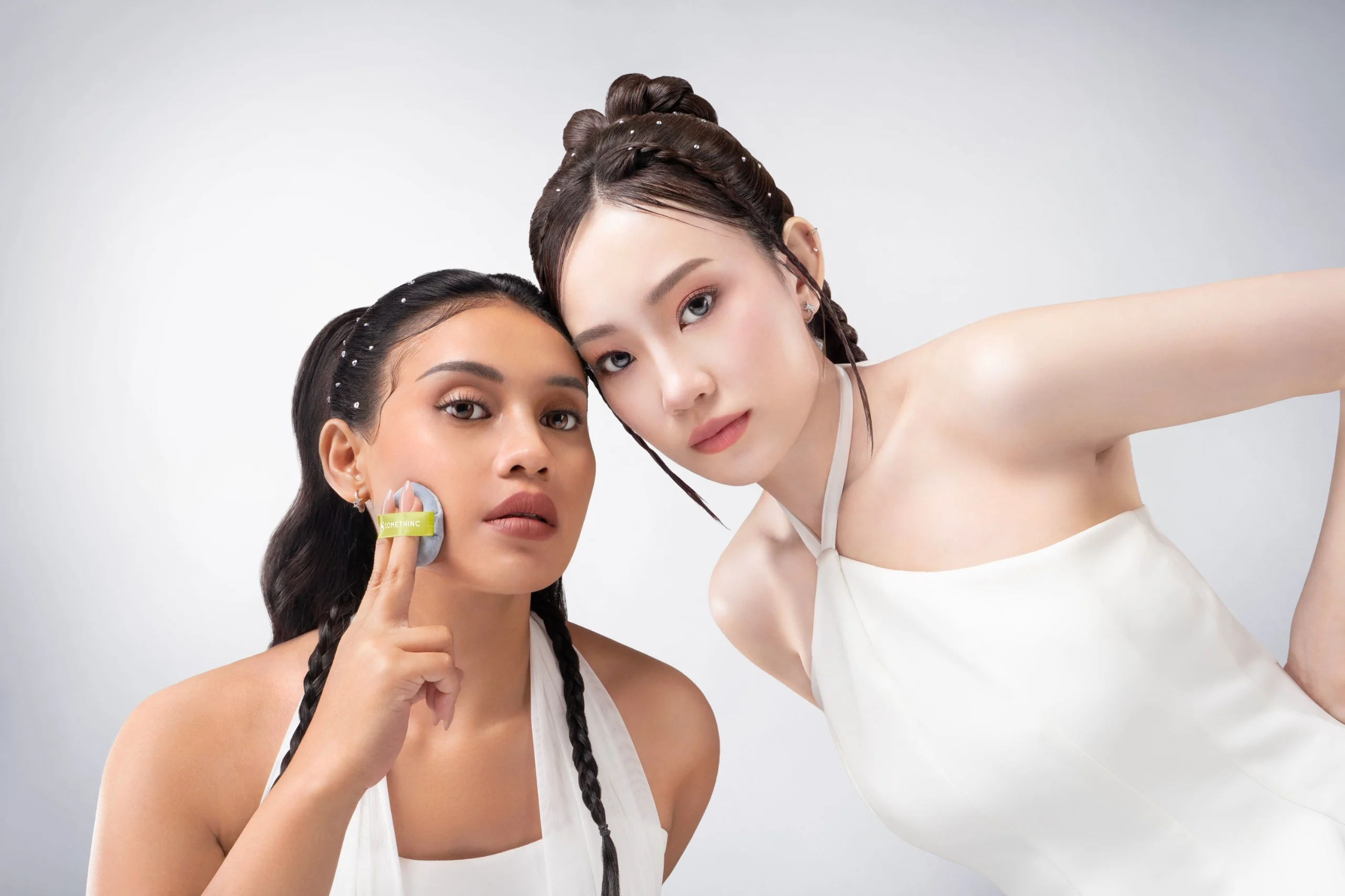Somethinc Segarkan Hooman Under Control HD Loose Powder dengan Shade Translucent Diamond