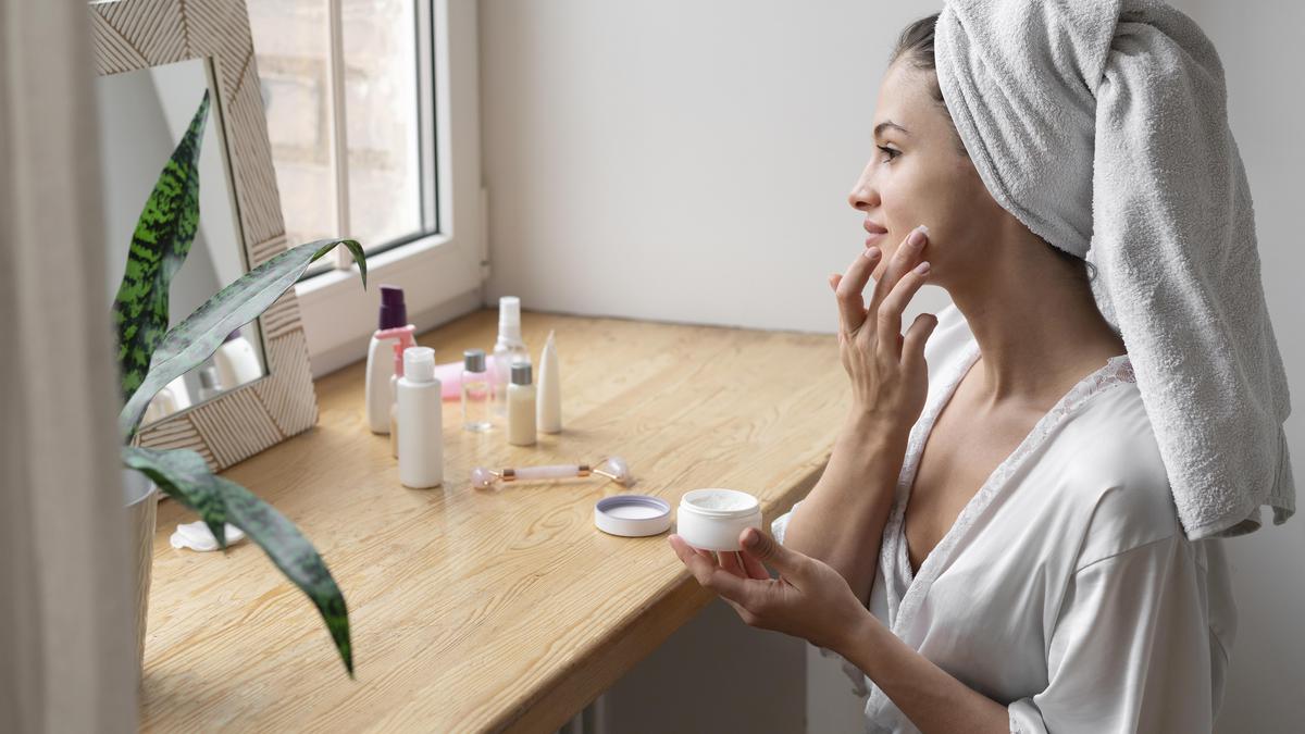 Kulit Terpapar UV dan Polusi? Ini Rutinitas Skincare Minimal Paling Efektif