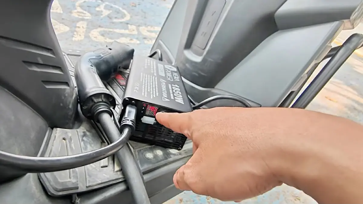 Mengisi Motor Listrik di SPKLU Mobil dengan Adapter Tipe 2 AC