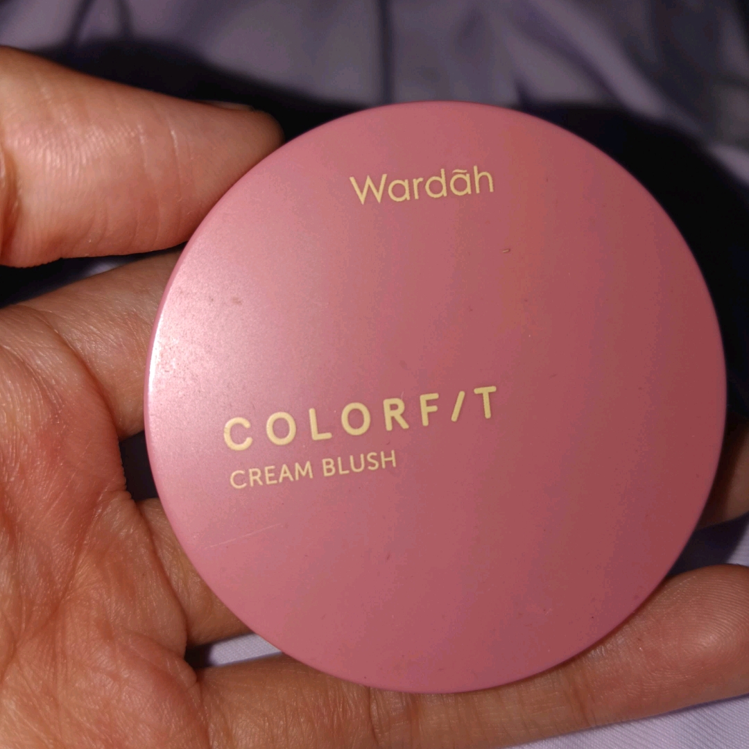 Compact Wardah Colorfit Cream Blush berwarna pink pudar dipegang tangan