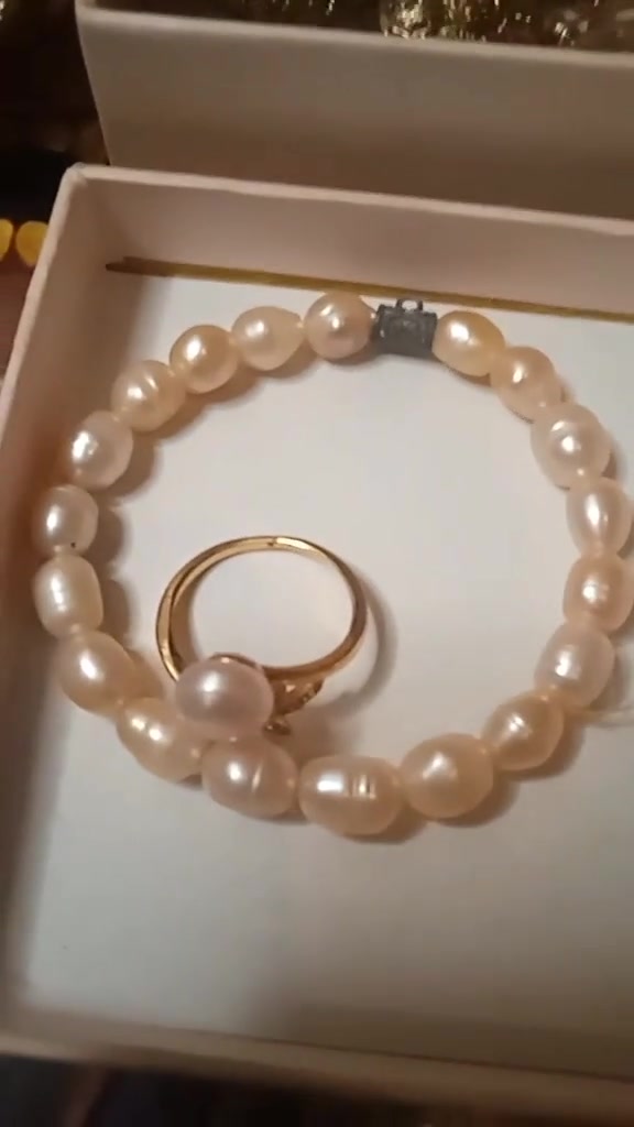 Gelang mutiara air tawar berbentuk oval tidak seragam beserta cincin mutiara di dalam kotak perhiasan