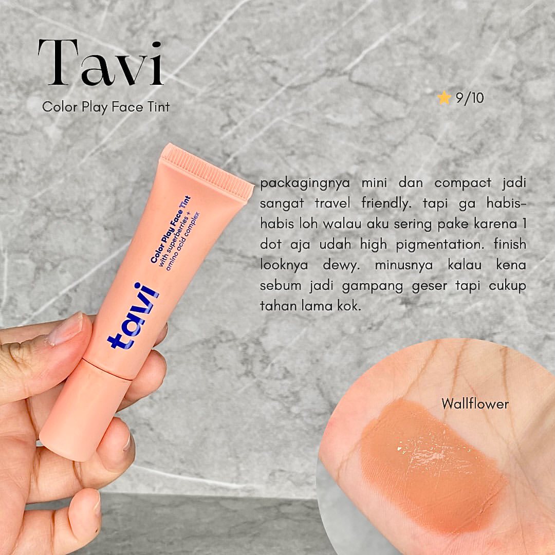 Tube Tavi Color Play Face Tint warna peach disandingkan dengan swatch di telapak tangan