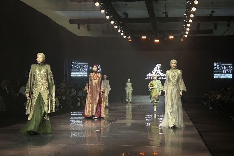 Lima Desainer Mengangkat Wastra Tradisional di Panggung Modest Fashion