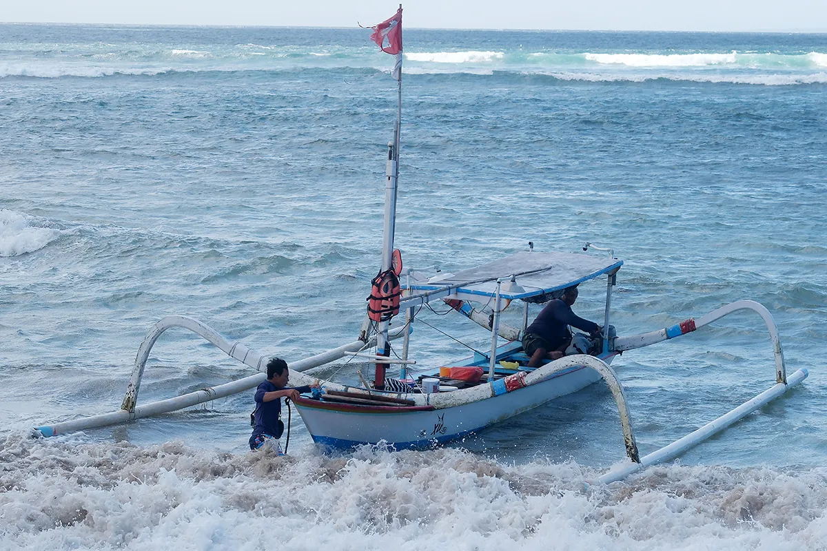 Gelombang Tinggi 4 Meter Ancam Laut: Saatnya Nelayan Mengubah Cara Berlayar