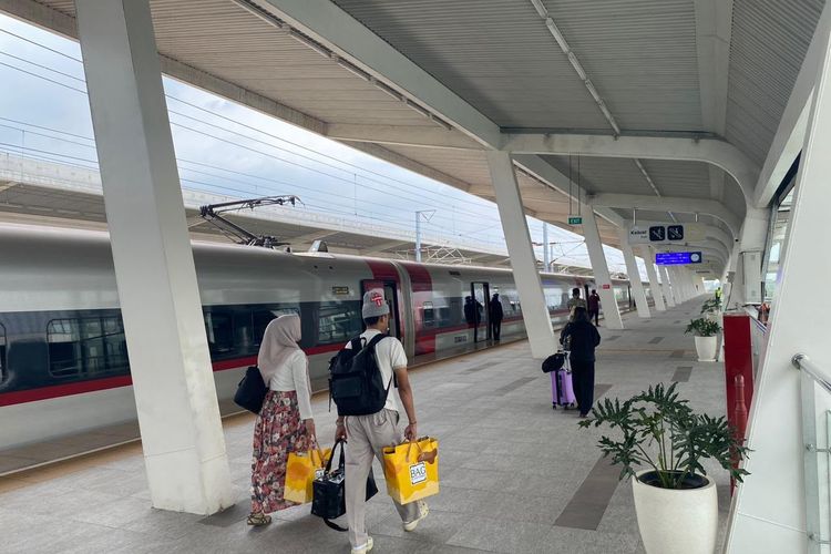 Kereta Cepat Whoosh: Lonjakan Penumpang, Akses Stasiun, dan Beban Utang