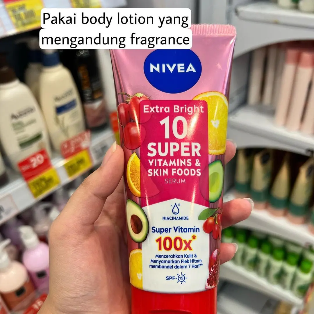 Tangan memegang tube Nivea Extra Bright 10 Super Vitamins & Skin Foods Serum di depan rak toko