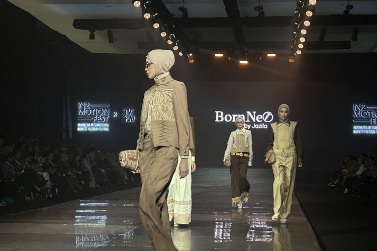 Desainer Lokal Angkat Tenun Tradisional ke Runway Modest Fashion