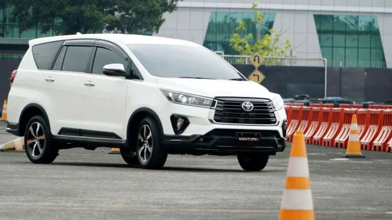 Innova Reborn vs Zenix Hybrid: Menakar Kecenderungan Pilihan Konsumen