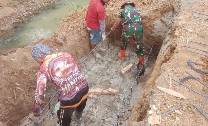 Gotong Royong Militer Bangun Jembatan Beton dan Akses Ekonomi Desa