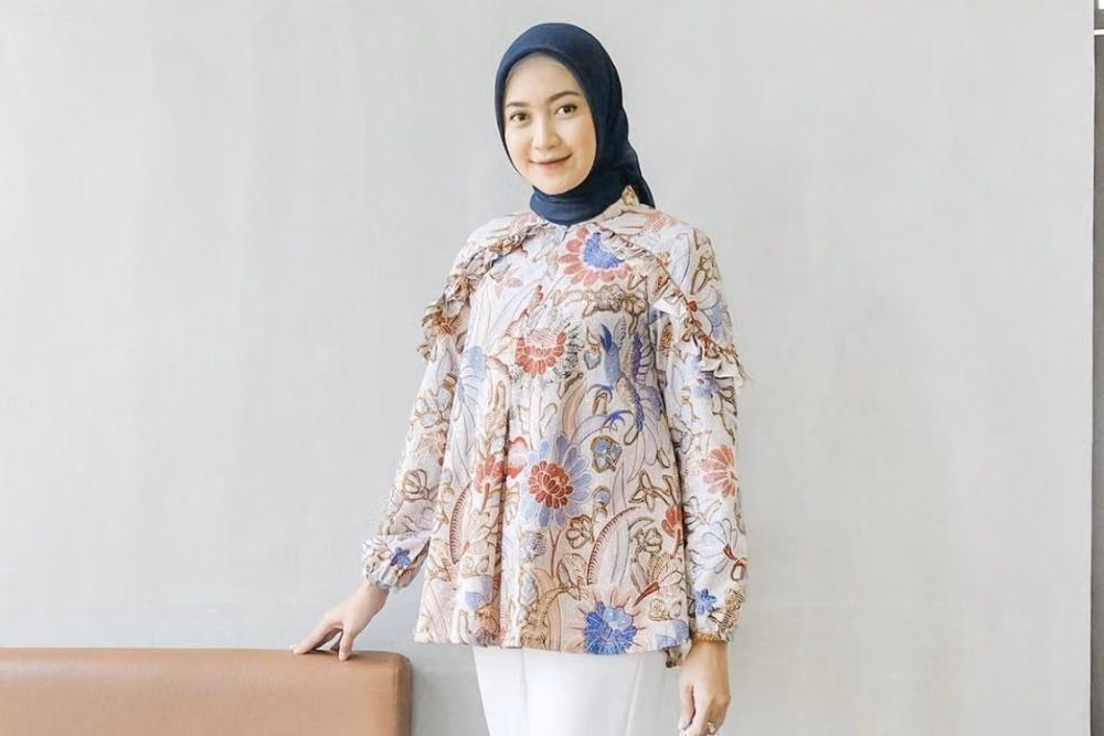 Dari Kantor hingga Hangout: Cara Styling Batik Modern untuk Wanita Profesional