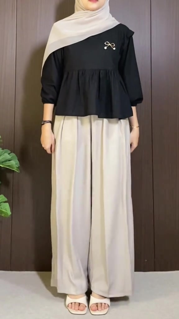 Kulot palazzo warna beige dipadukan atasan peplum hitam dan hijab ivory, tampak dari dagu ke bawah
