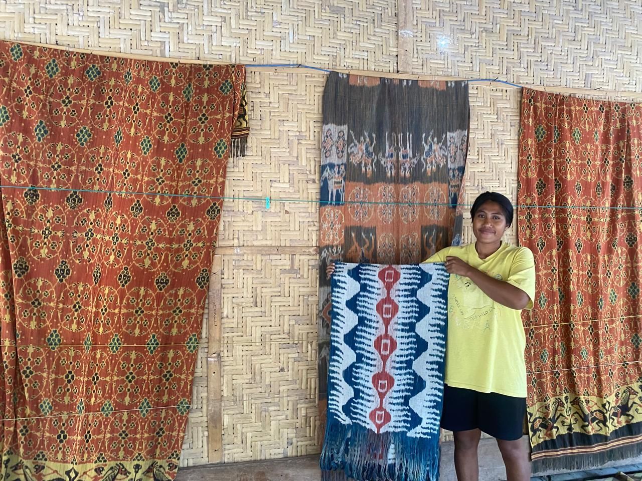 Wastra Tradisional Mendunia, Pengrajin Masih Tertinggal
