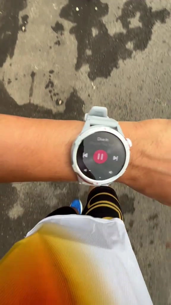 Jam lari murah yang GPS-nya beneran di jam, bukan nebeng HP
