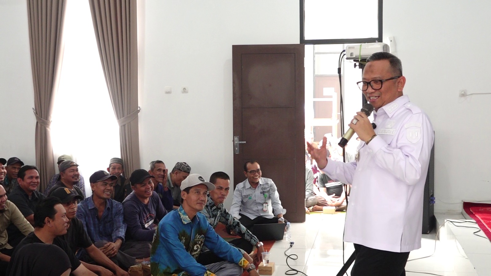 Seragam Gratis: Dari Bantuan Sosial Menjadi Mesin Pemberdayaan Penjahit Lokal