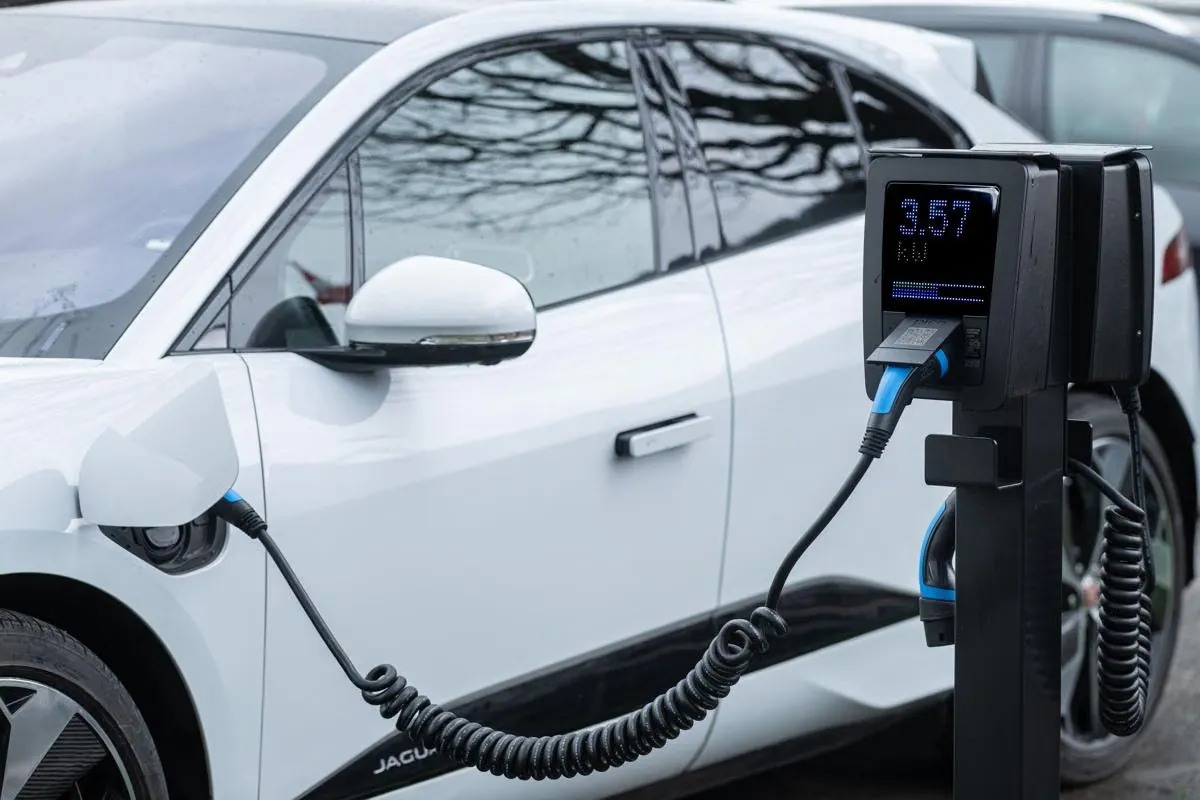 Mobil Listrik vs Hybrid untuk Pemakaian Harian