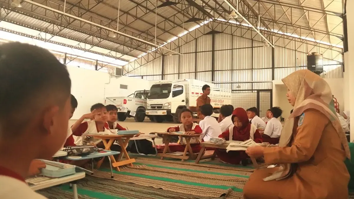 Belajar di Ruang Darurat: Harga yang Dibayar Demi Renovasi Sekolah