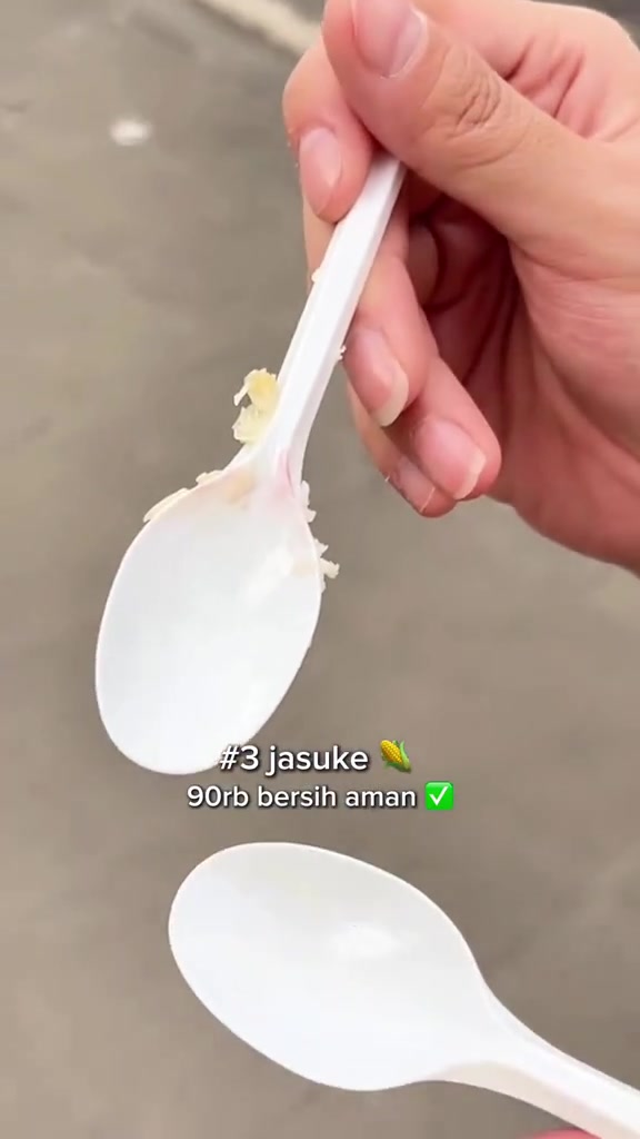 Sendok plastik bekas makan jajanan street food saat wear test lip tint, satu masih bersisa makanan dan satu bersih sebagai pembanding transfer warna