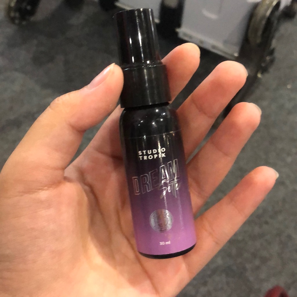 Botol Studio Tropik DreamSetter setting spray ukuran 30 ml dipegang di telapak tangan