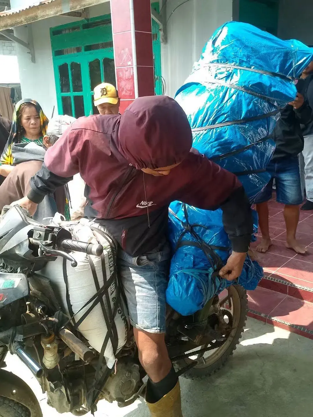 Ketika Jalan Rusak Menghalangi Akses Kesehatan di Desa