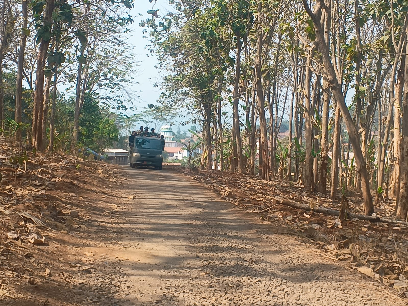 Gotong Royong Militer Mengubah Jalan Desa Sembung