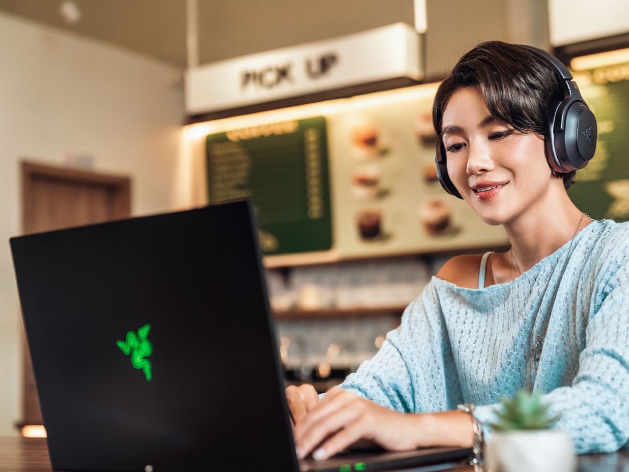 Razer Barracuda V2 Pro: Headset Gaming Hibrida Serba Guna