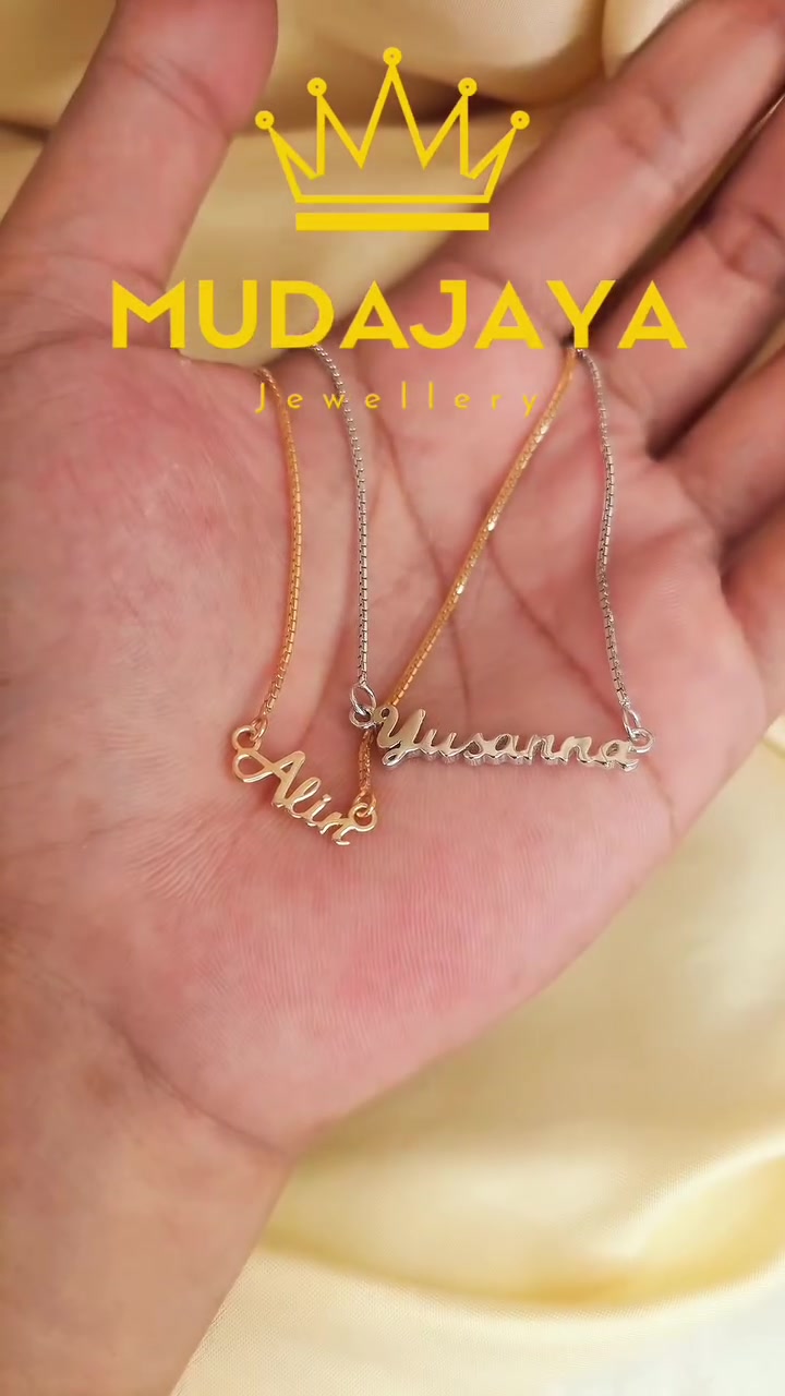 Dua kalung nama custom rose gold dan silver diletakkan di telapak tangan
