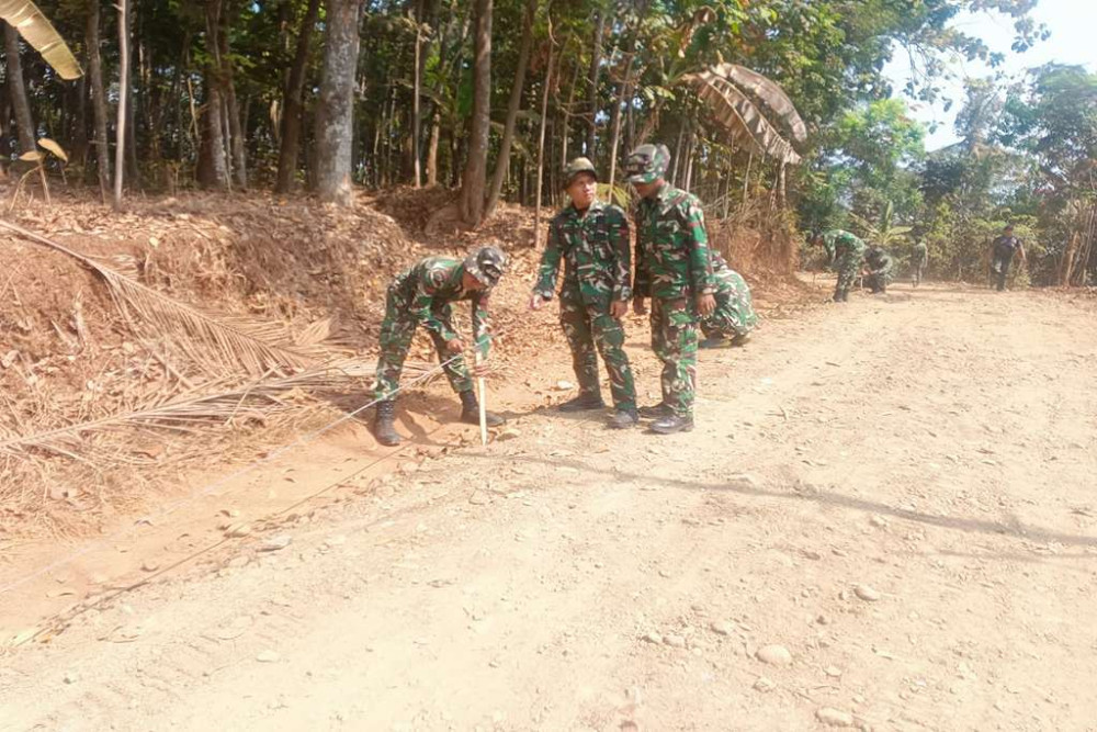 Gotong Royong Militer Mengubah Jalan Desa Sembung