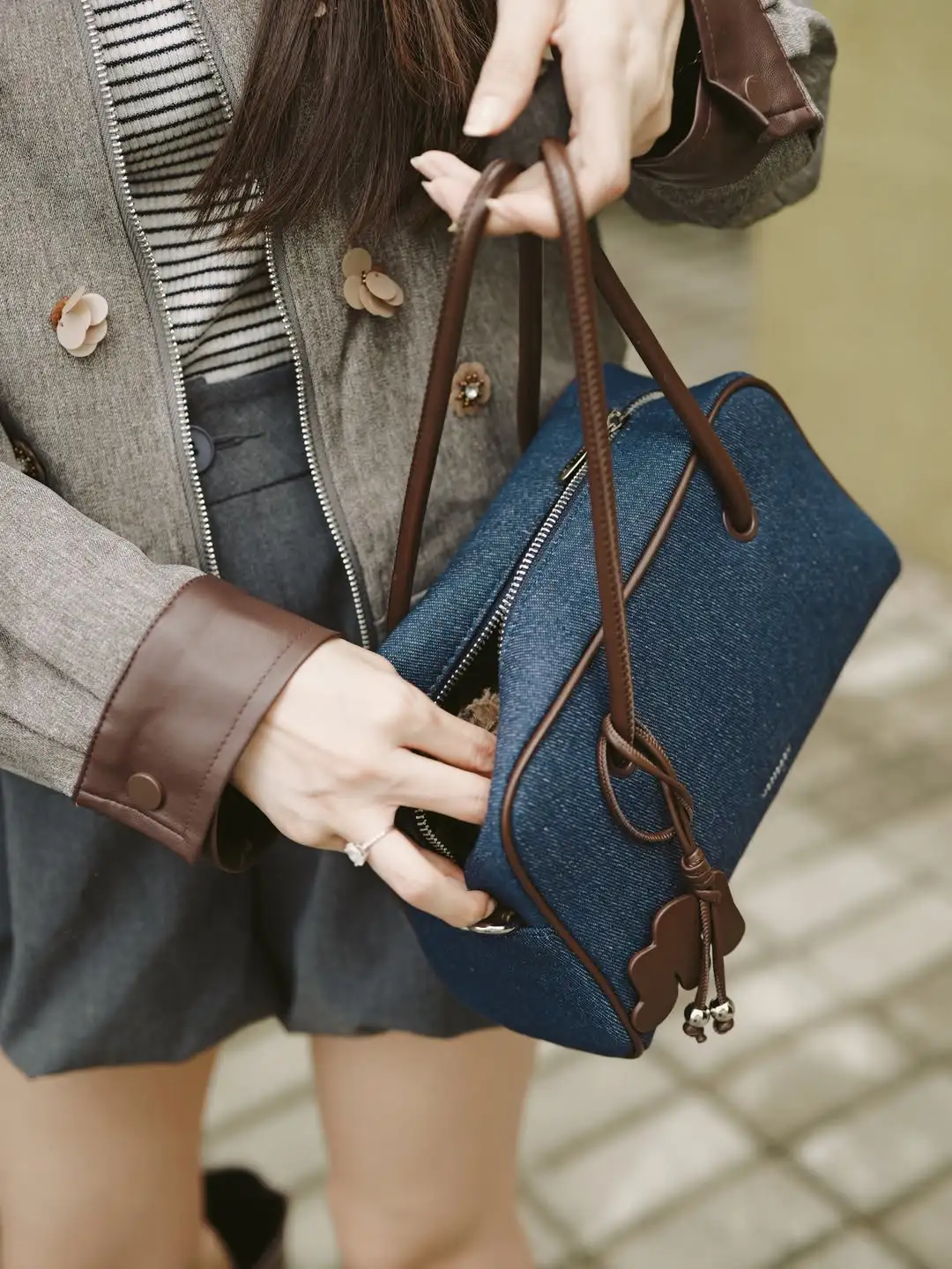 Tas Boston Denim Lagi Ramai di Feed, Ini Cara Pakainya biar Nggak Sekadar Numpang Tren
