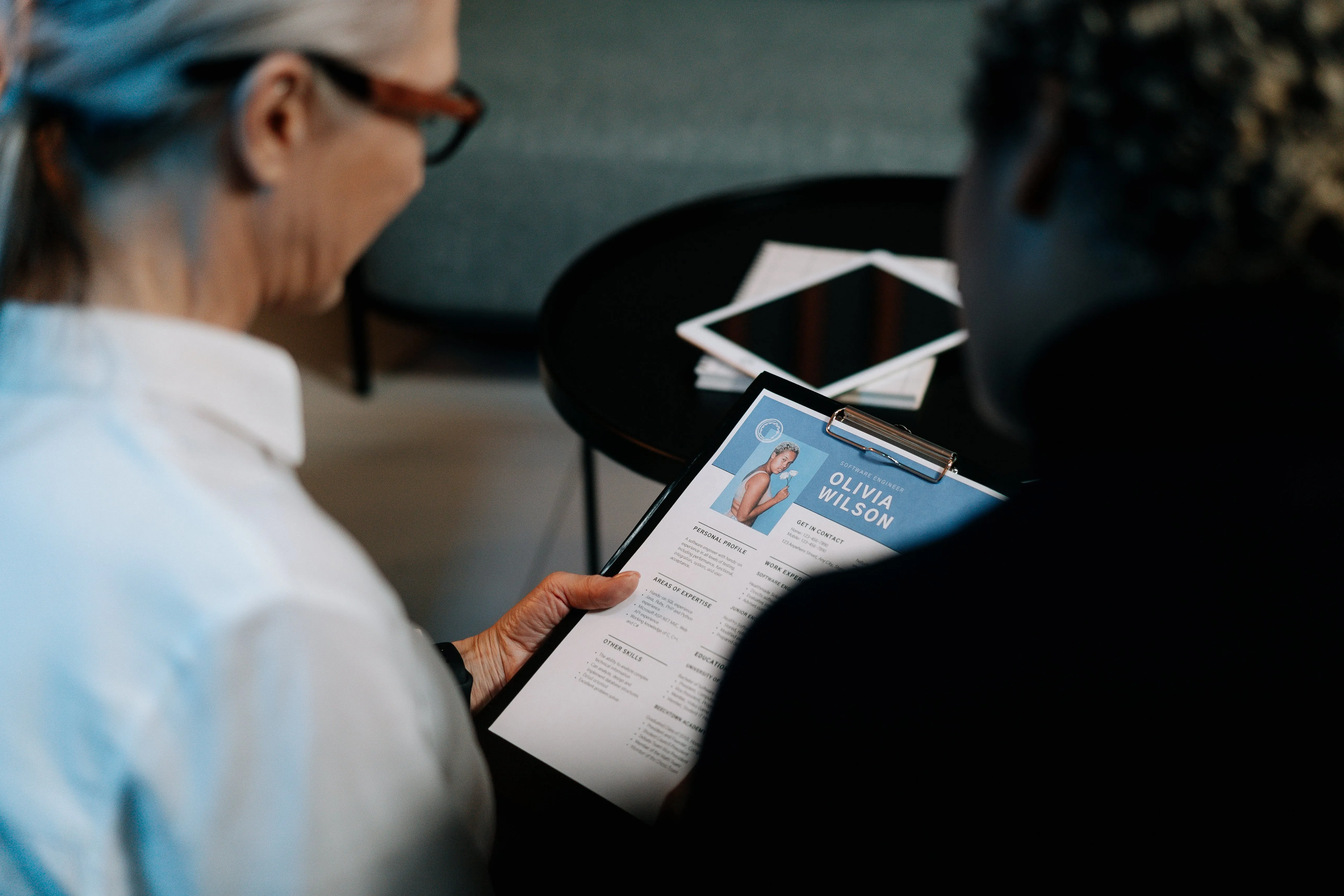 Menggunakan AI untuk Membuat CV Tanpa Mengorbankan Data Pribadi