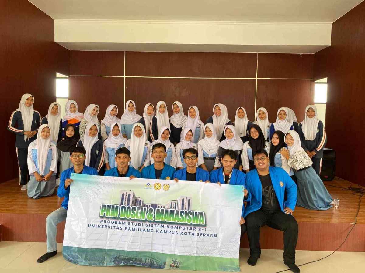 Mahasiswa Universitas Bawa Revolusi Pelatihan Digital ke Sekolah Menengah