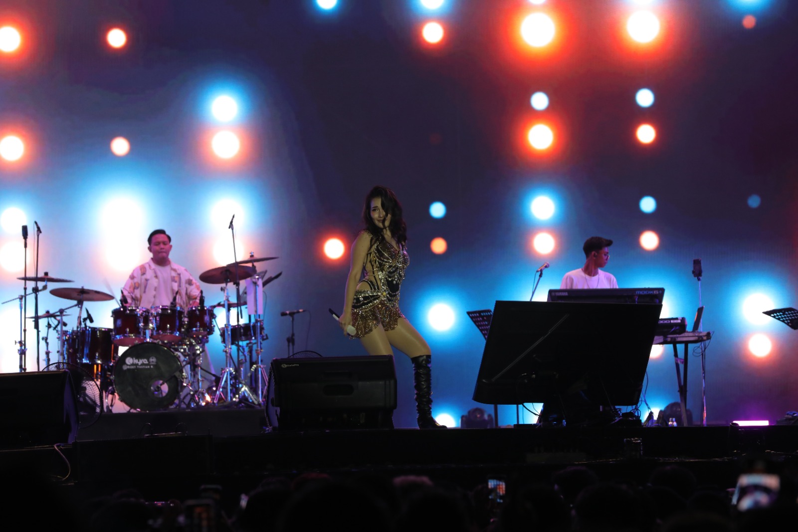 Ayu Ting Ting Ciptakan Goyang Massal di Synchronize Fest