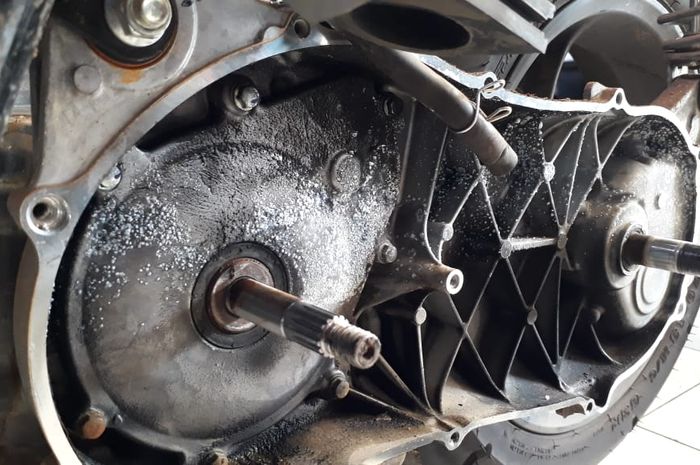 Oli Mesin Rembes ke CVT: Tanda Awal dan Cara Menyelamatkan Transmisi Otomatis