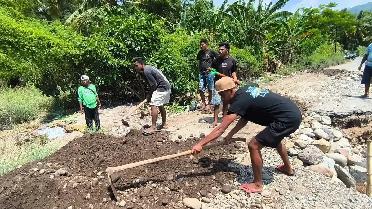 Ketika Warga Swadaya Perbaiki Jalan yang Ditinggalkan