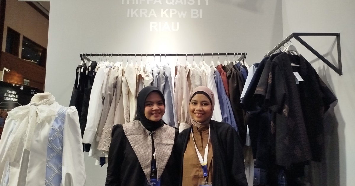 Desainer Lokal Angkat Tenun Tradisional ke Runway Modest Fashion