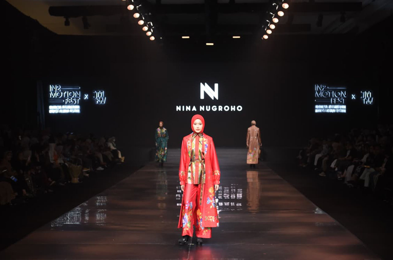 Desainer Lokal Angkat Tenun Tradisional ke Runway Modest Fashion